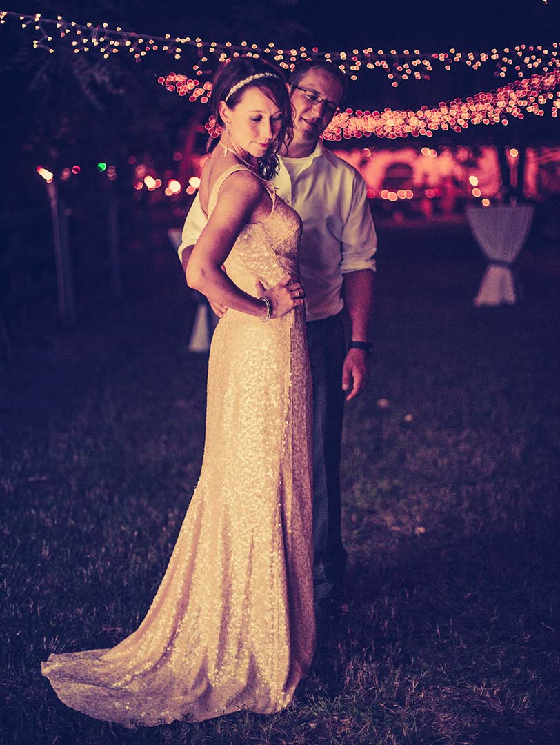 night-photo-bokeh-bride-groom-hits-farm