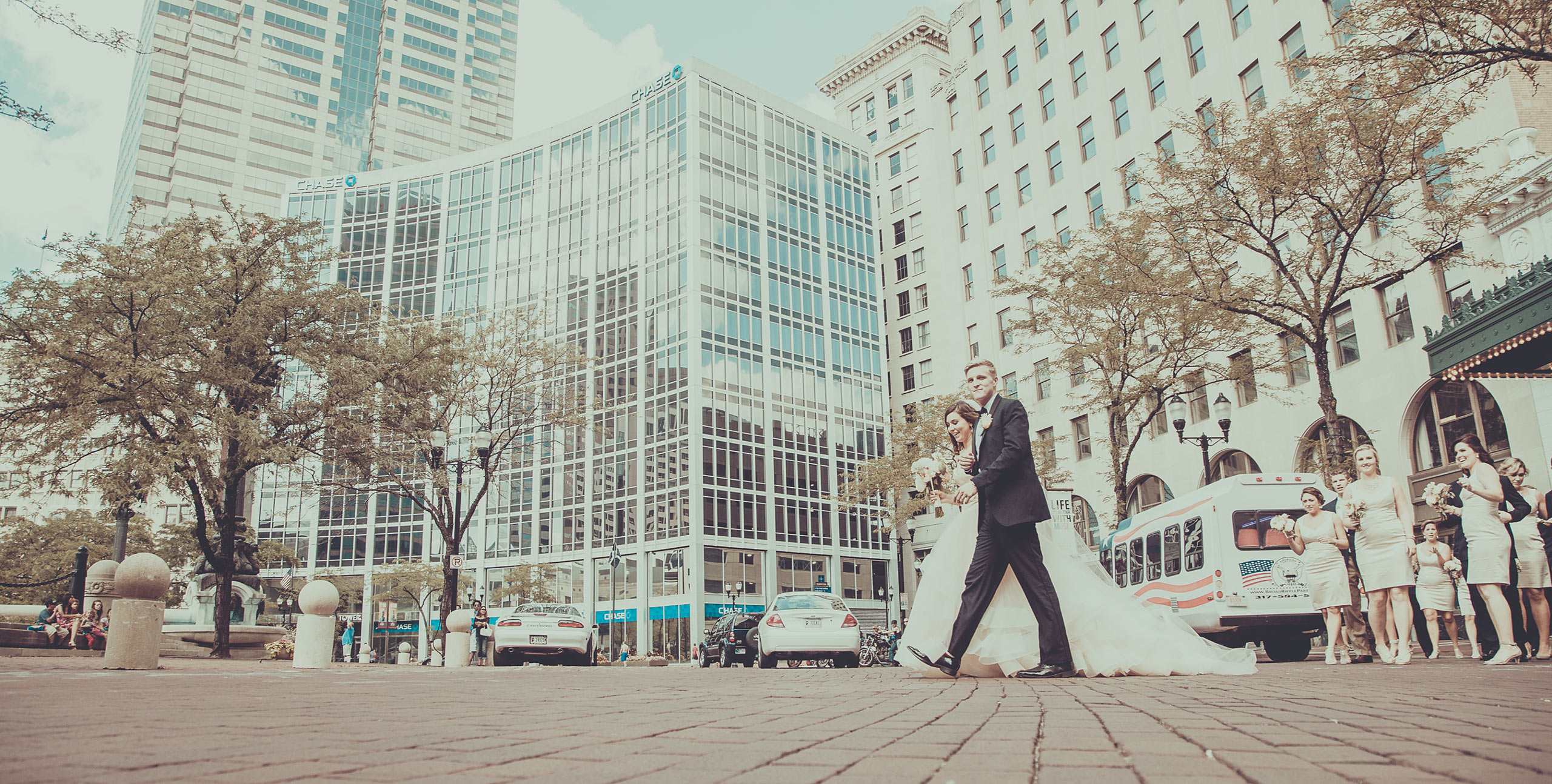 indianapolis wedding photographer monument circle